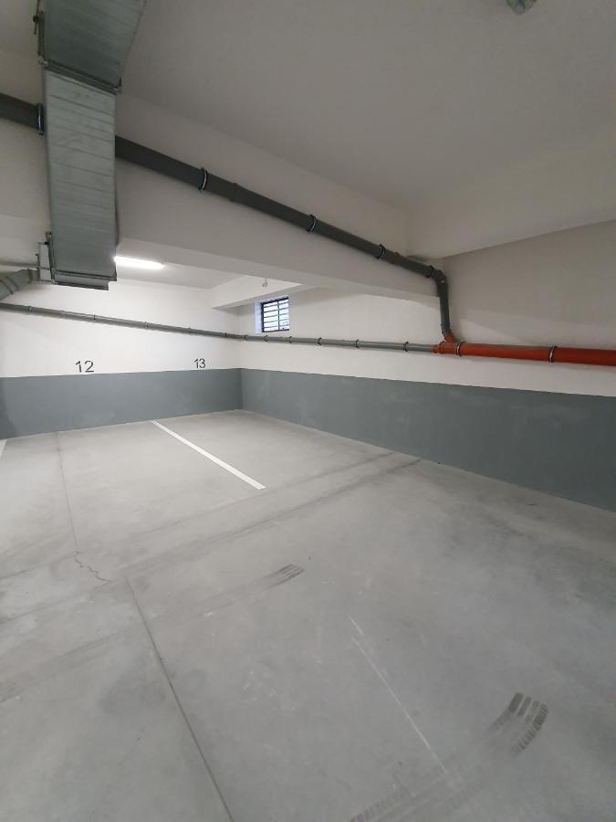 Apartment 15 *